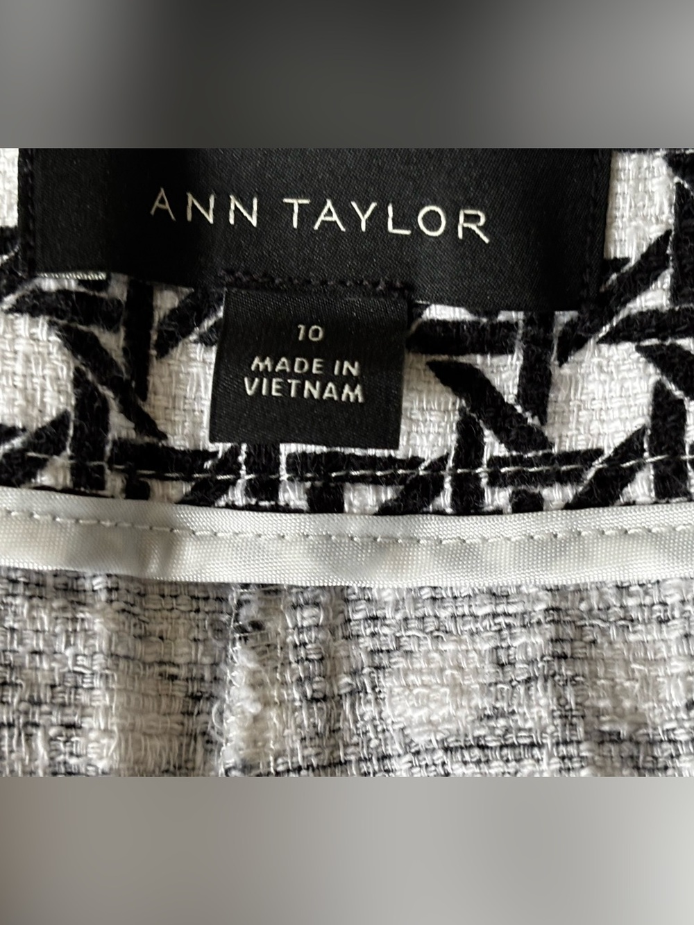 Ann Taylor Geometric City Shorts Size 10 - Picture 3 of 4